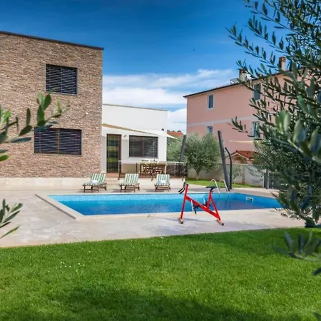 Casa Gigi With Swimming Pool - Four Bedroom מדולין