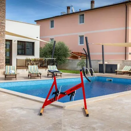 Casa Gigi With Swimming Pool - Four Bedroom מדולין
