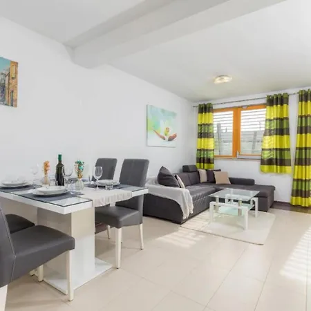 Casa Gigi With Swimming Pool - Four Bedroom וילה
