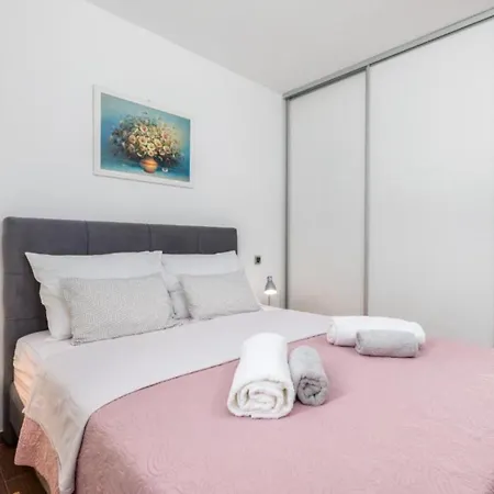 וילה Casa Gigi With Swimming Pool - Four Bedroom מדולין