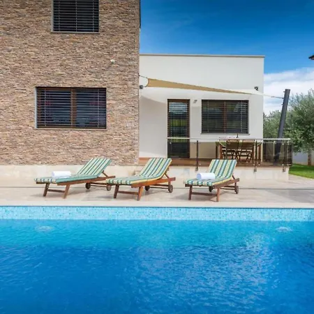Casa Gigi With Swimming Pool - Four Bedroom Villa Medulin