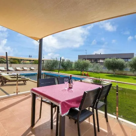 Casa Gigi With Swimming Pool - Four Bedroom וילה מדולין